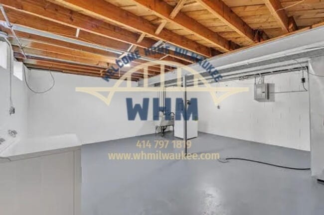 Building Photo - 8608 W Villard Ave