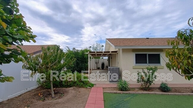 Building Photo - 255 Camino Del Cerro Grande