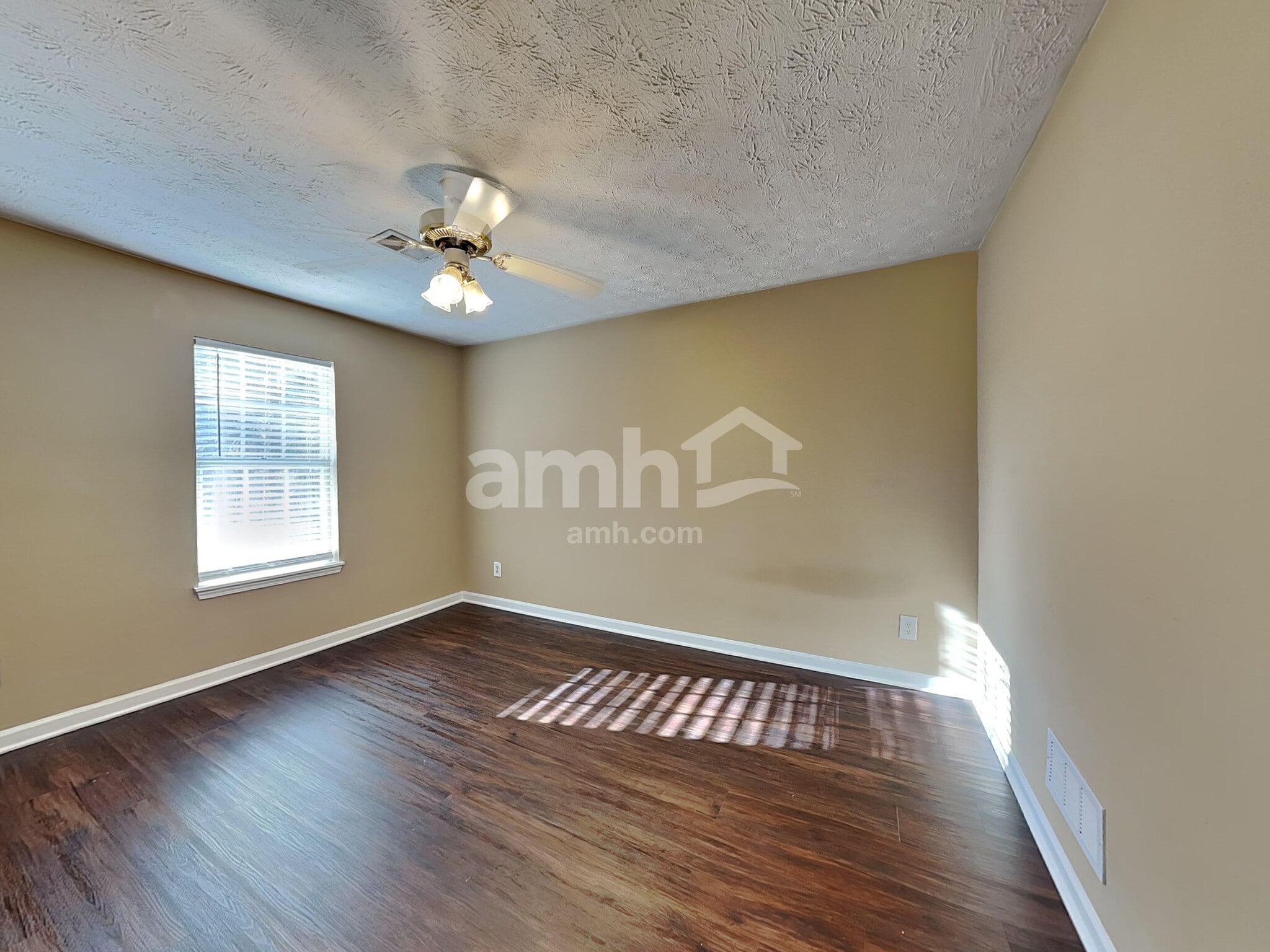 Building Photo - 685 Oxford Hall Dr SW