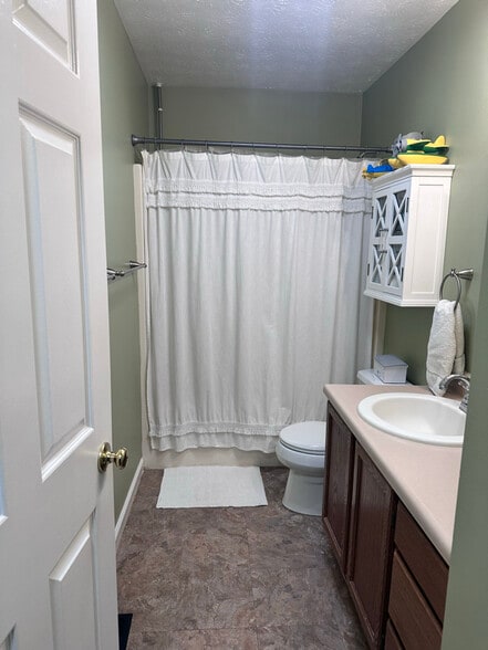 Building Photo - 3234 Woodfield Dr