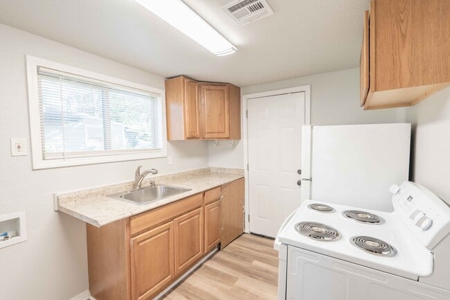 Building Photo - 1 Bed | 1 Bath | $975