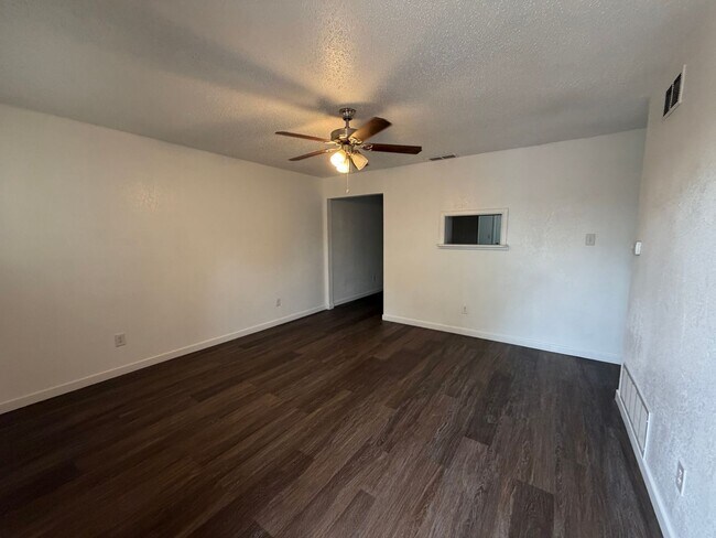 Building Photo - 451035