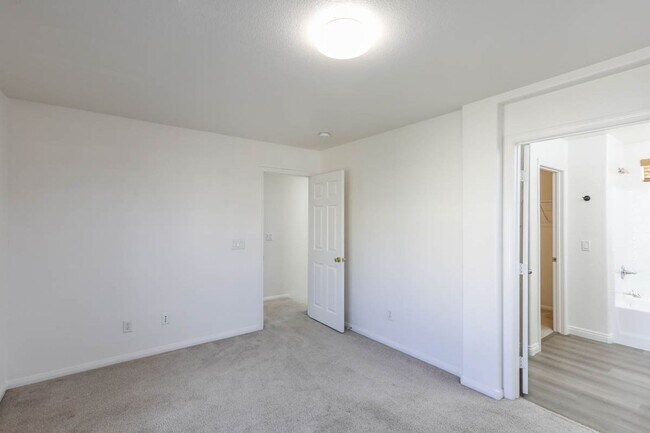 Building Photo - Beautiful 3 Bed Home With 3 Full Baths And Bed and Full Bath On 1st Floor