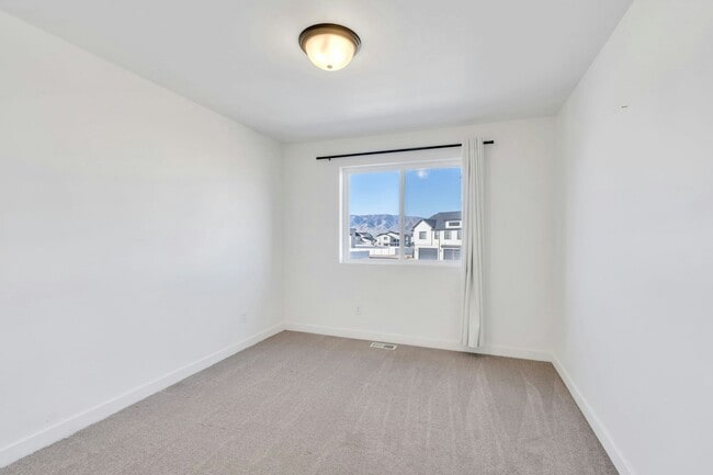 Building Photo - 923 S 950 W