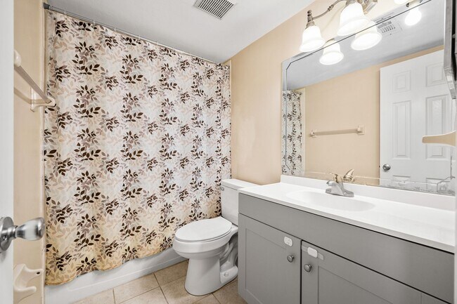 Building Photo - Spacious 3/2 Townhome in Highly Sought-After Marchwood – Available Now!