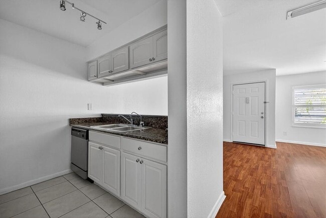 Building Photo - 5440 S MacDill Ave