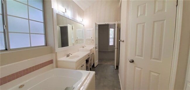 Building Photo - 1802 White Oak Cove