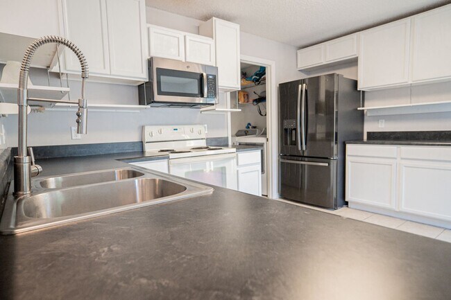 Building Photo - 3/2~Ridge Valley ~ Save with Solar!