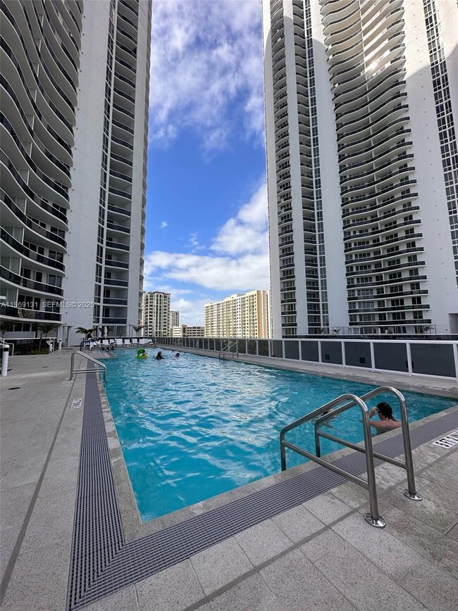 Building Photo - 15811 Collins Ave