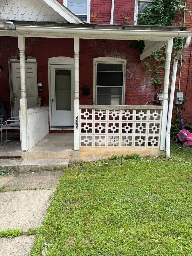 Building Photo - 398 Valley Rd