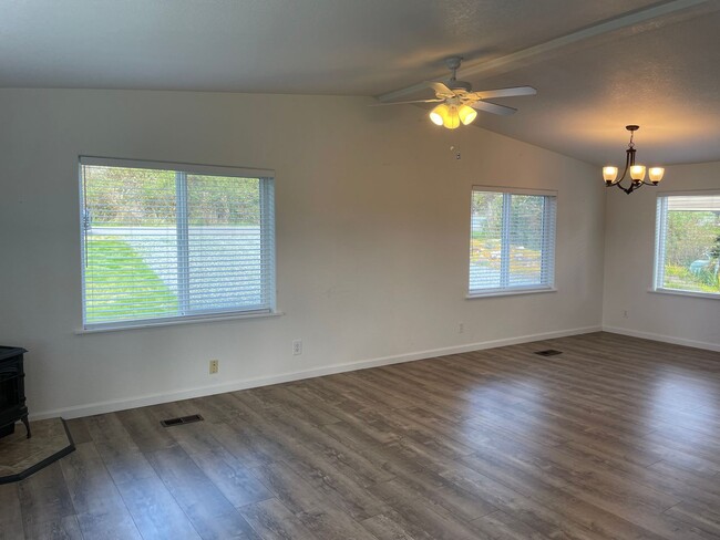 Building Photo - Remodeled Home Just Moments from Greenbank...