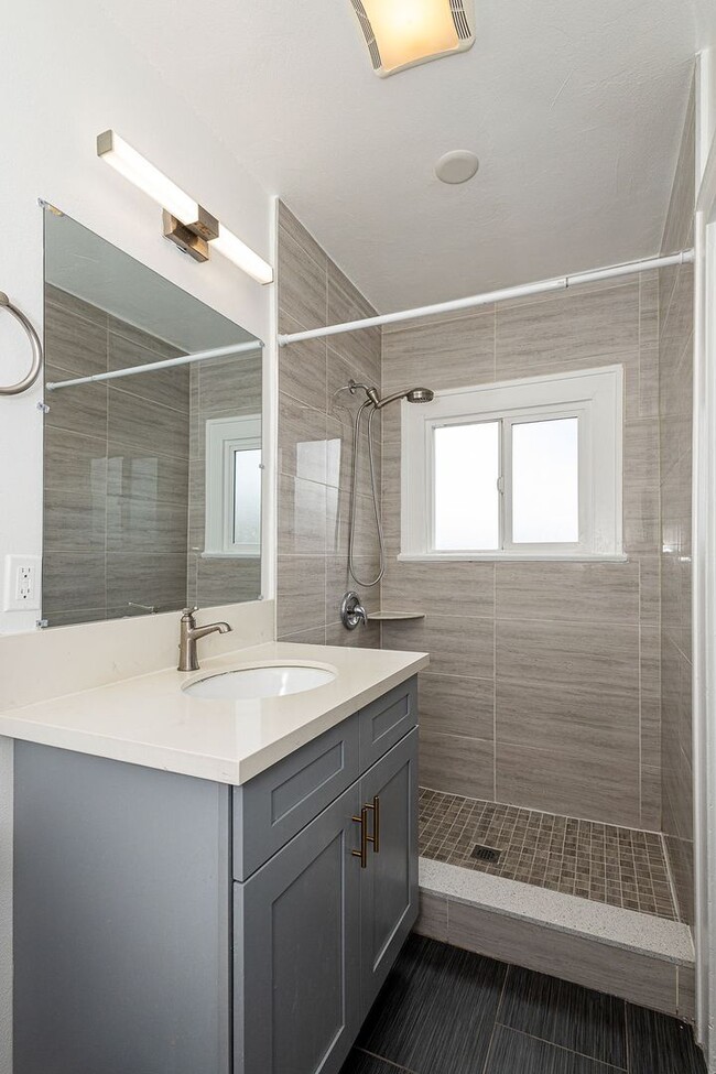 Building Photo - Bright and airy 2-bedroom 2-bath in Mid- City
