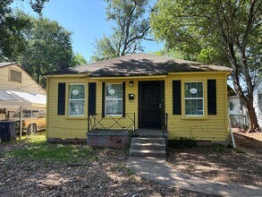 Building Photo - 1749 Caroline St
