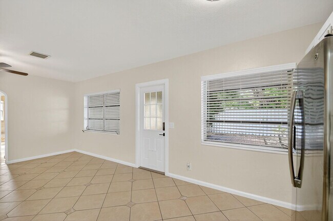Building Photo - 5009 Spruce Ave