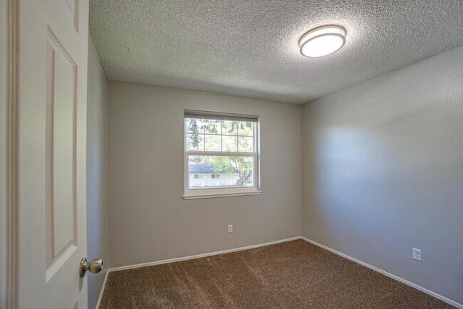 Building Photo - THREE BEDROOM NEAR LENA PARK