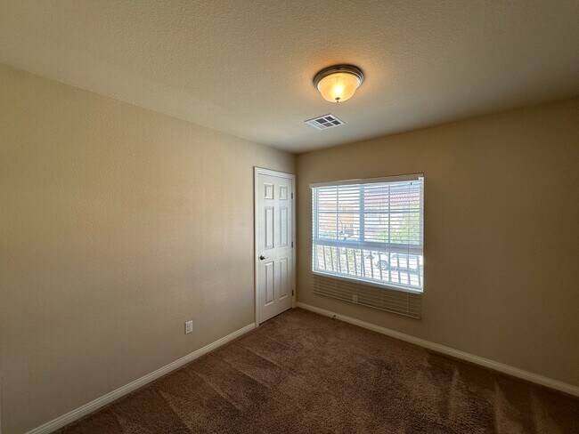 Building Photo - Sonata Within Pinnacle Peaks Phase 2 Amd