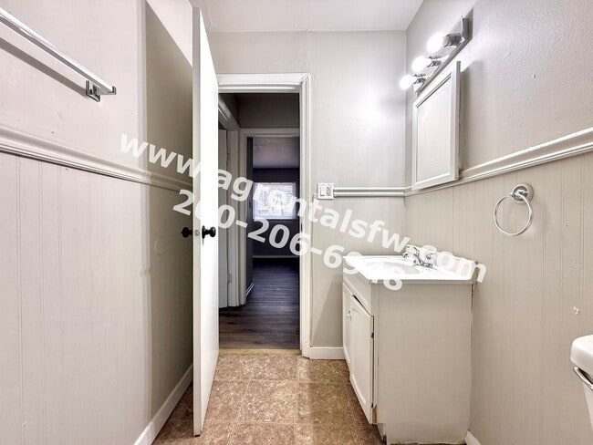 Building Photo - 3 Bedroom