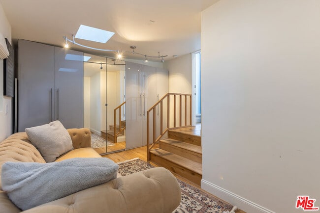 Building Photo - 7473 Mulholland Dr