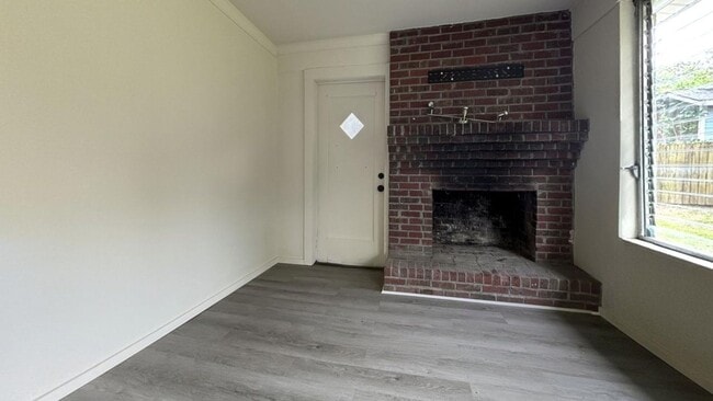 Building Photo - 3 bedroom / 1 bath ~ Renovated Home