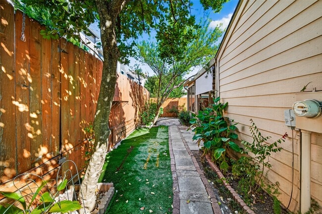 Building Photo - 2026 Ashford Hollow Ln