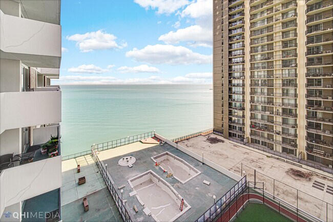 Building Photo - 6033 N Sheridan Rd