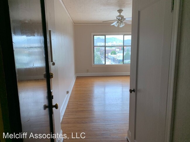 Building Photo - Studio, 1 bath Apartment - 711 SE 11th Ave.