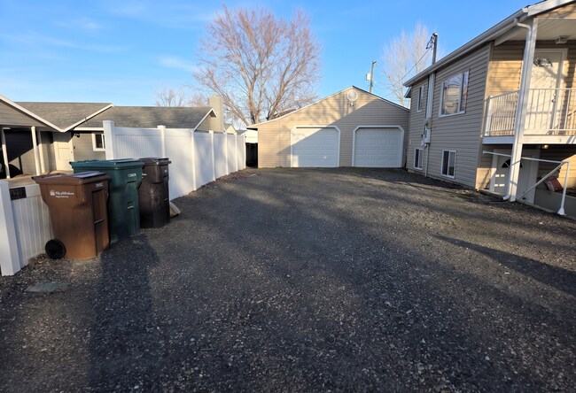 Building Photo - Thomas Duplex