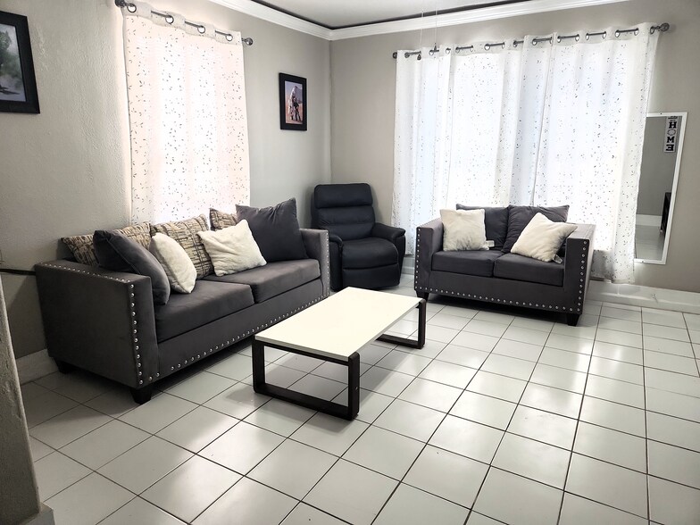 Living room - 2605 Avenue Q