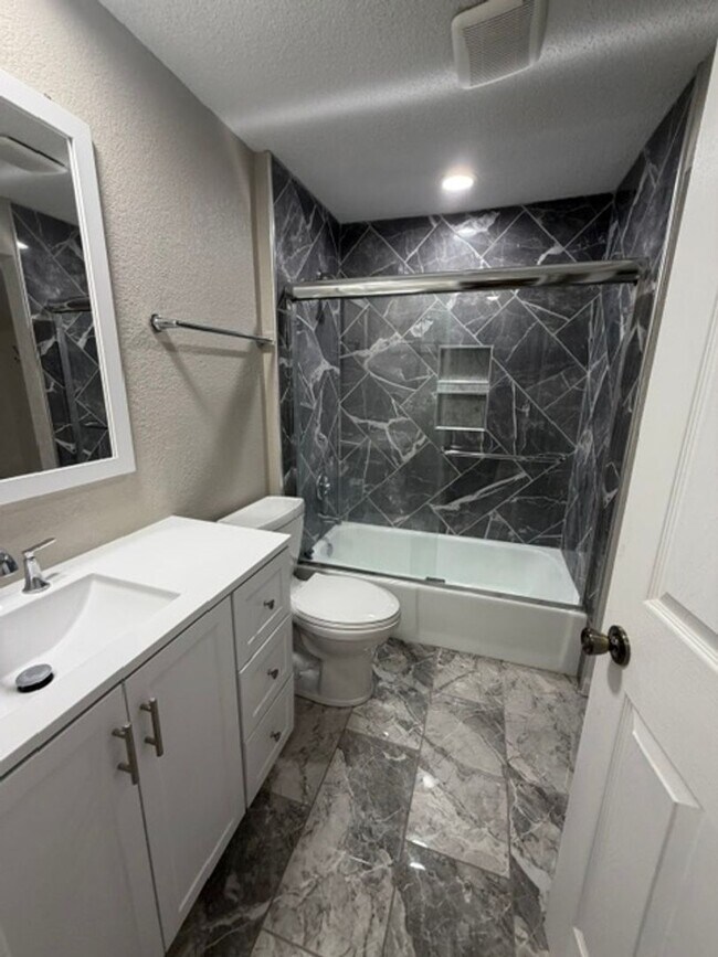 Building Photo - Central Davenport 4 Bedroom House