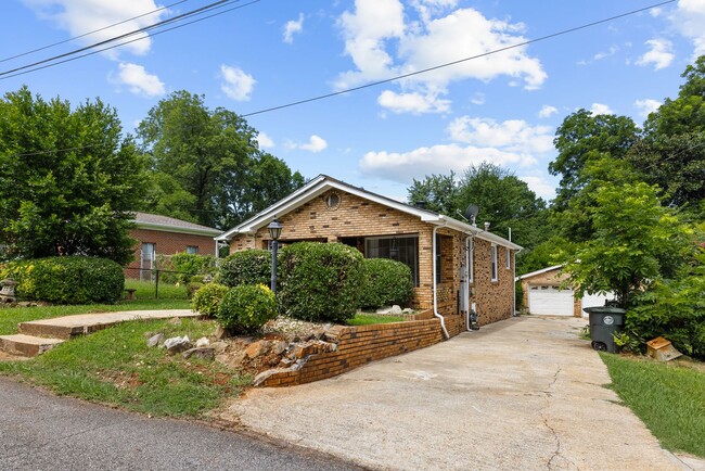 Building Photo - Charming 3 Bedroom, 2 Bathroom house