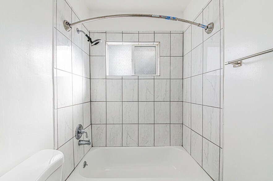 Building Photo - 147 S Magnolia Ave