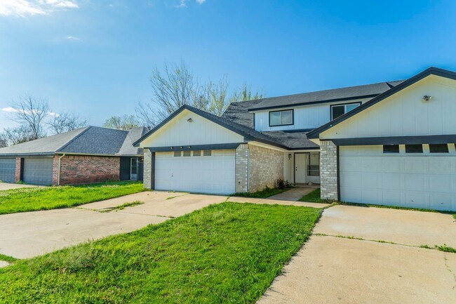 Building Photo - Sable Ln Duplex