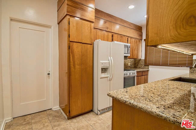 Building Photo - 1071 Cloverdale Ave