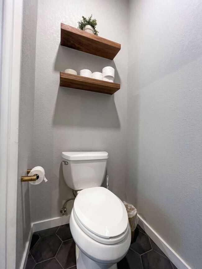 Building Photo - Furnished! In town! Walk to everything! Recently updated!