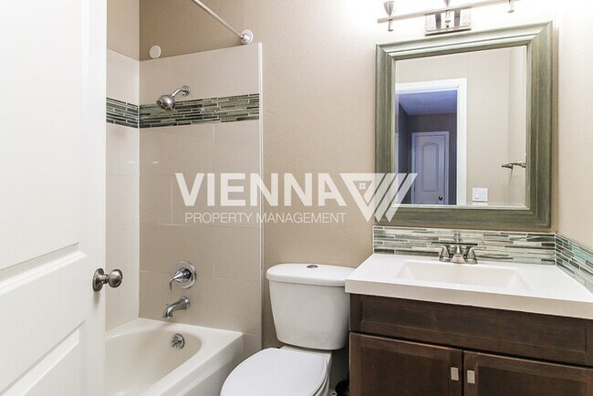 Building Photo - Auburn Condo is NOW rent ready!