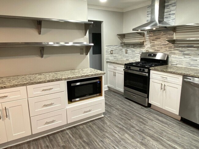 Building Photo - Amazing in town ranch awaits you!