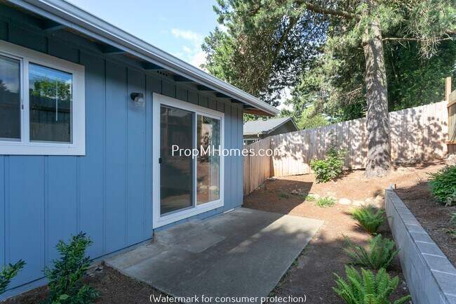 Building Photo - Wonderfully Updated NE Portland Glenfair One Bedroom Apartment w/ Private Patio!