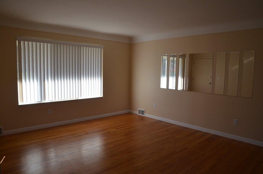 Livingroom - 5445 Chicago Rd