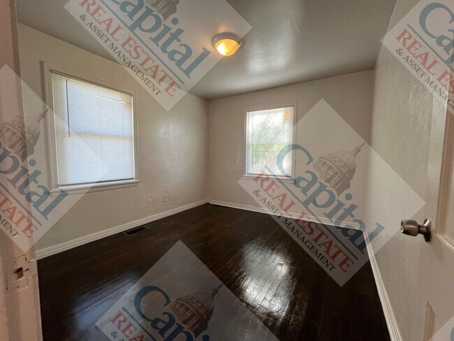 Building Photo - Cute 2 Bedroom with Detached Garage