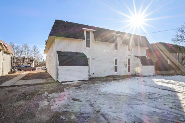 Building Photo - Completely Renovated Apartment!