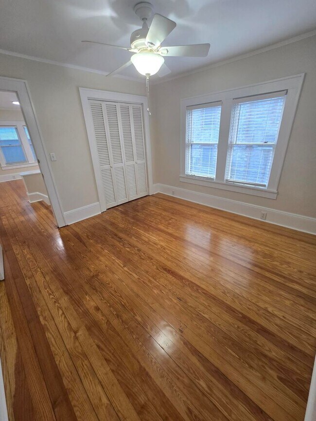 Building Photo - C1122 Woodbury Row