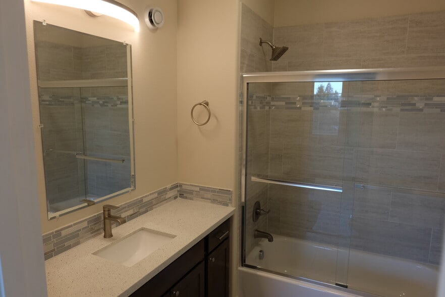 Building Photo - 5883 NE Failing St