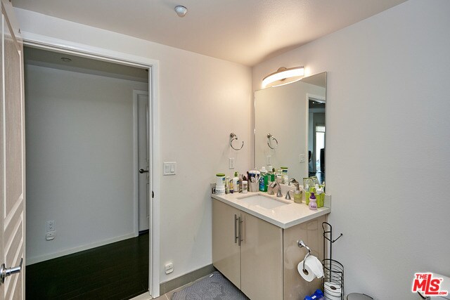 Building Photo - 733 S Manhattan Pl