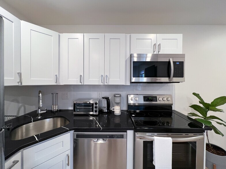 Kitchen D - 3814 Hamilton St