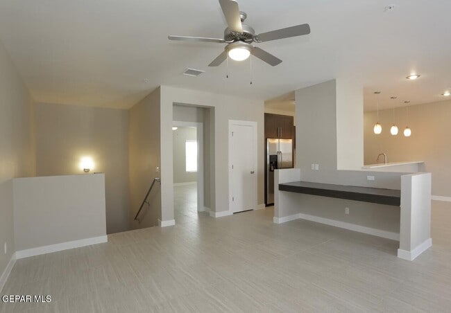 Building Photo - 410 Thorn Ave