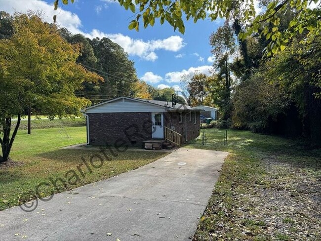 Building Photo - Nice updated brick ranch home