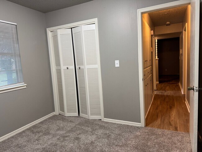 Building Photo - 3 bed 1 bath 2 car garage