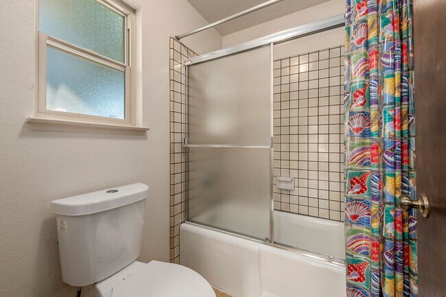 Building Photo - 3 Bedroom 2.5 Bathroom SFH in Los Altos!