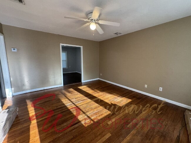 Building Photo - 3 bedroom 1 bath with large bedrooms! Easy walk to campus!