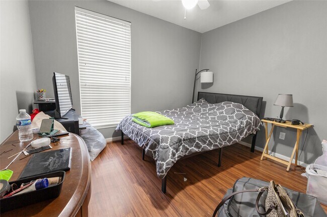 Building Photo - 10910 Vanderford Dr